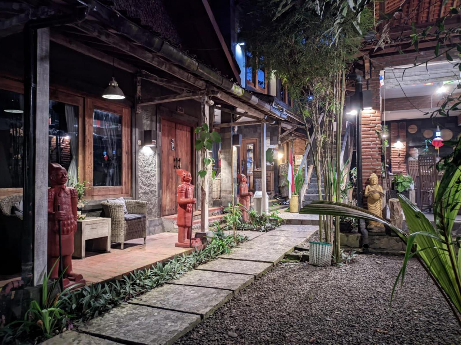 Astuti Gallery Homestay Yogyakarta Exterior foto