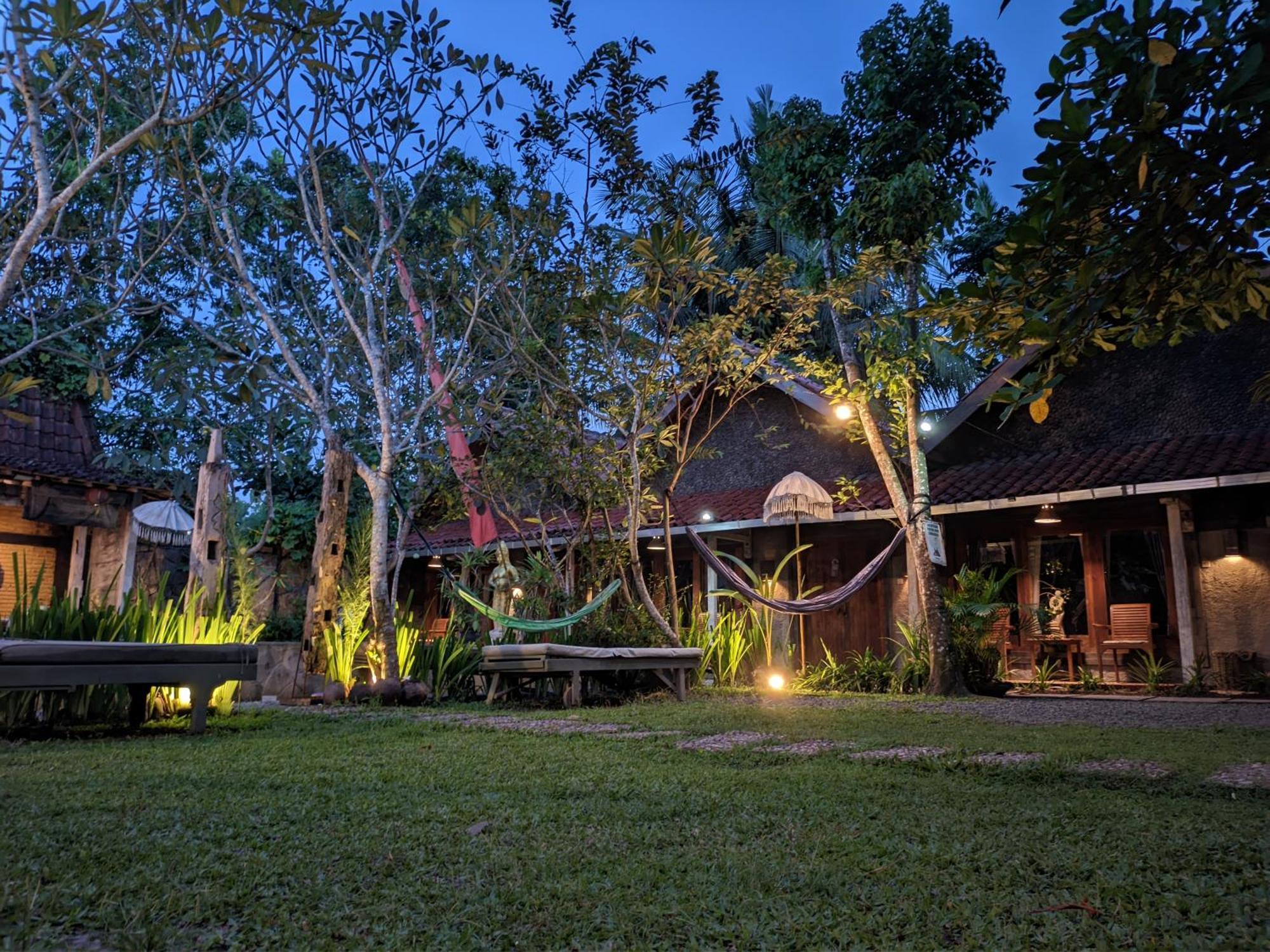 Astuti Gallery Homestay Yogyakarta Exterior foto