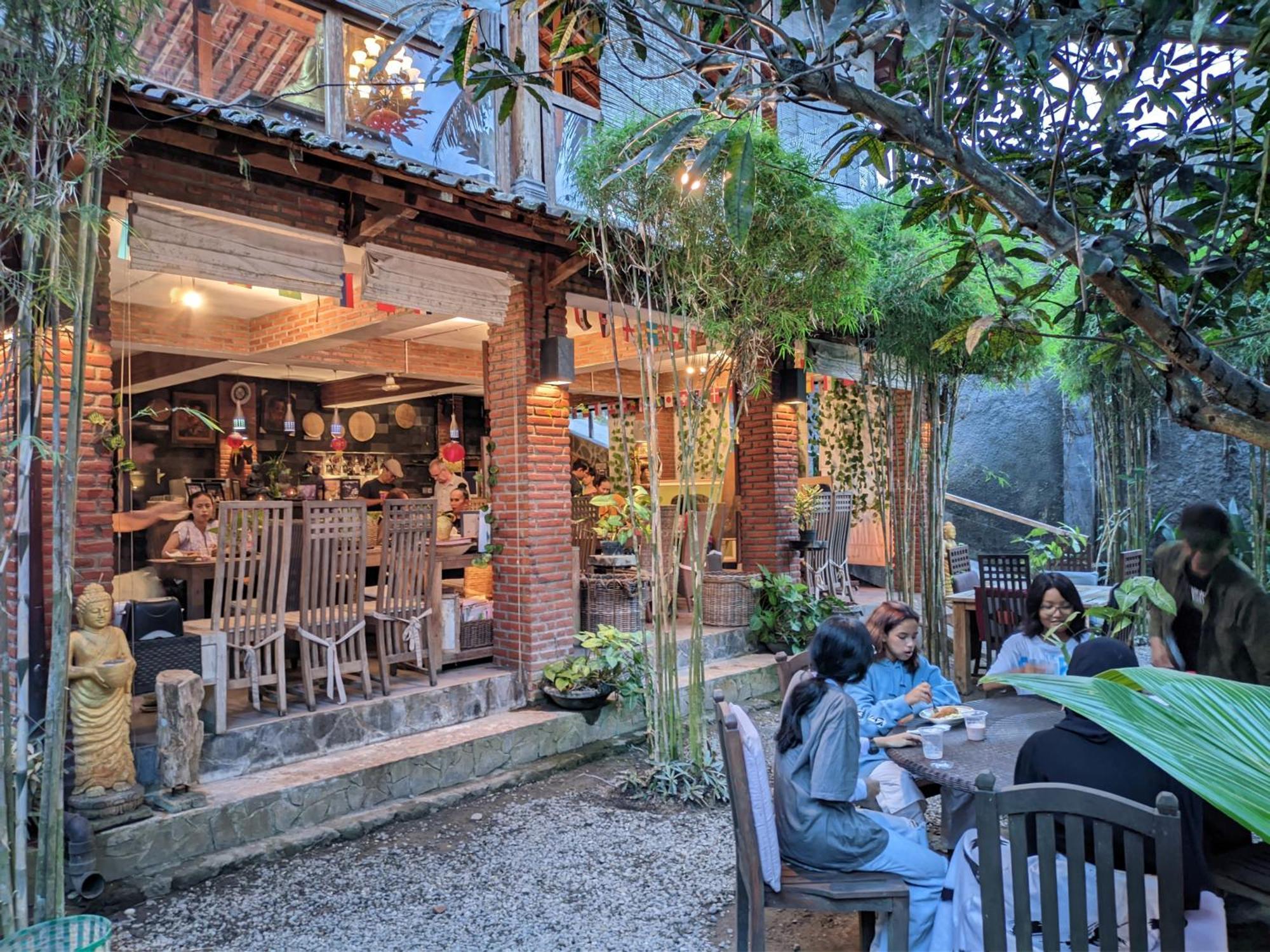Astuti Gallery Homestay Yogyakarta Exterior foto